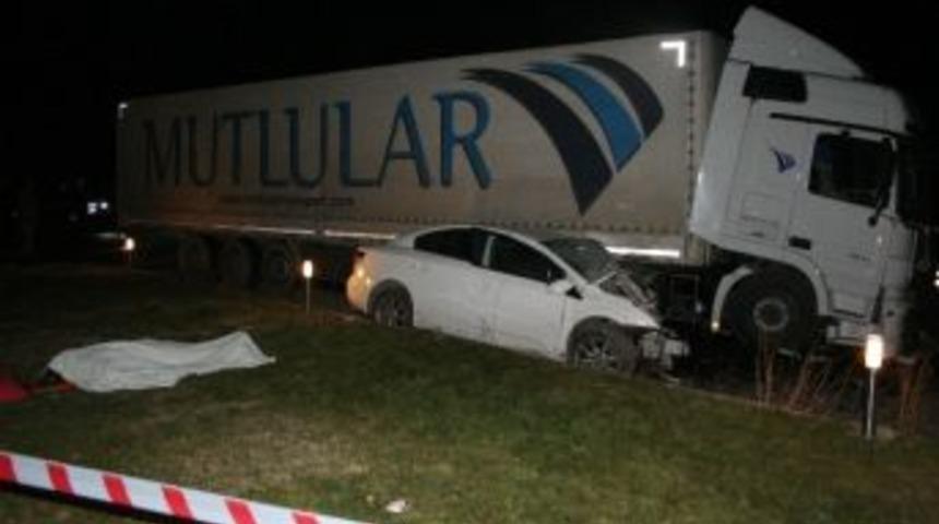 Nişanlı &ccedil;ift kaza kurbanı