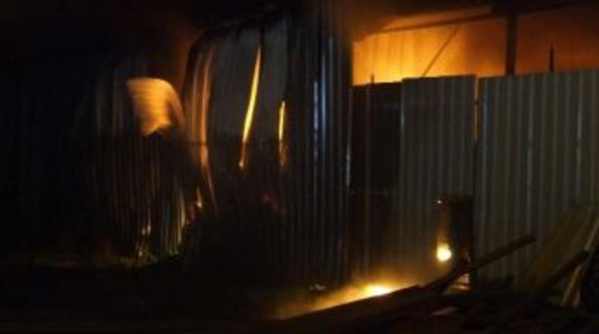 Fabrikada &Ccedil;ıkan Yangın Korkuttu