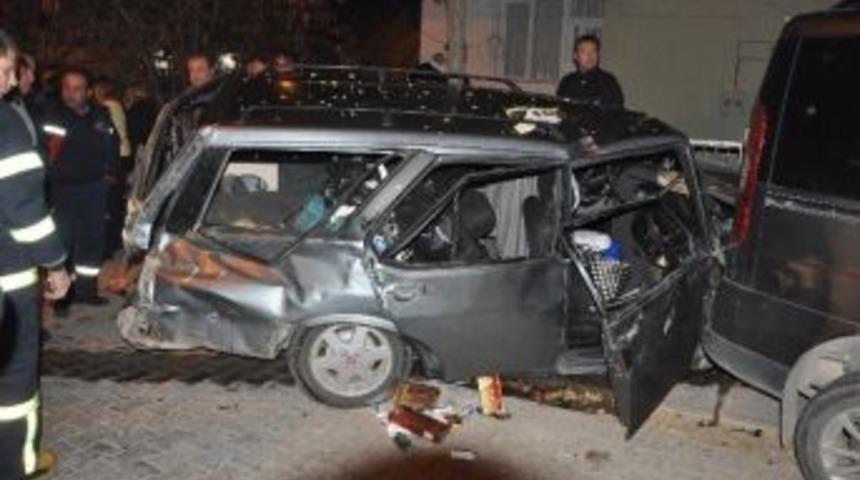 Uşak'ta Trafik Kazası; 3'&uuml; &Ccedil;ocuk 9 Yaralı