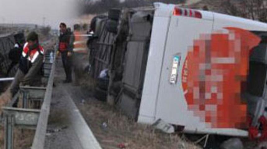 Yolcu otob&uuml;s&uuml; şarampole u&ccedil;tu: 1 &ouml;l&uuml;, 44 yaralı