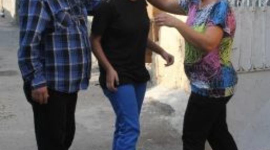 M&uuml;d&uuml;r dayaklıksın deyince evden ka&ccedil;tı