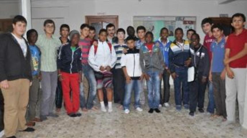 Mozambikli &Ouml;ğrenciler Demrelilerin İlgi Odağı Oldu