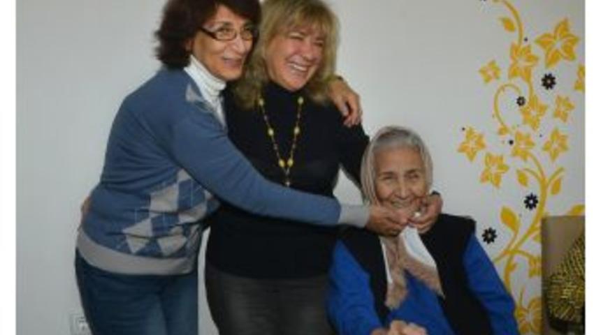 İzmir B&uuml;y&uuml;kşehir Belediyesi Alzheimer Hastalarına Bakıyor