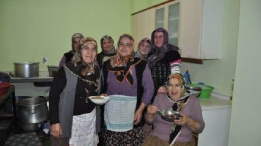 &Ccedil;amlıbel'de k&ouml;y kadınları aşure d&uuml;zenledi