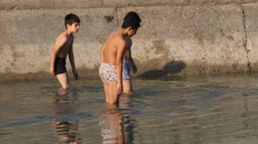 Kasım Ortasında Sulama Kanalında Serinleme Keyfi