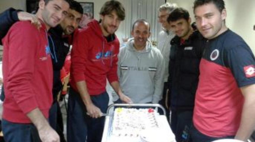 Gen&ccedil;lerbirliği'nde &Ouml;zg&uuml;r İleri'ye S&uuml;rpriz Doğum G&uuml;n&uuml; Kutlaması