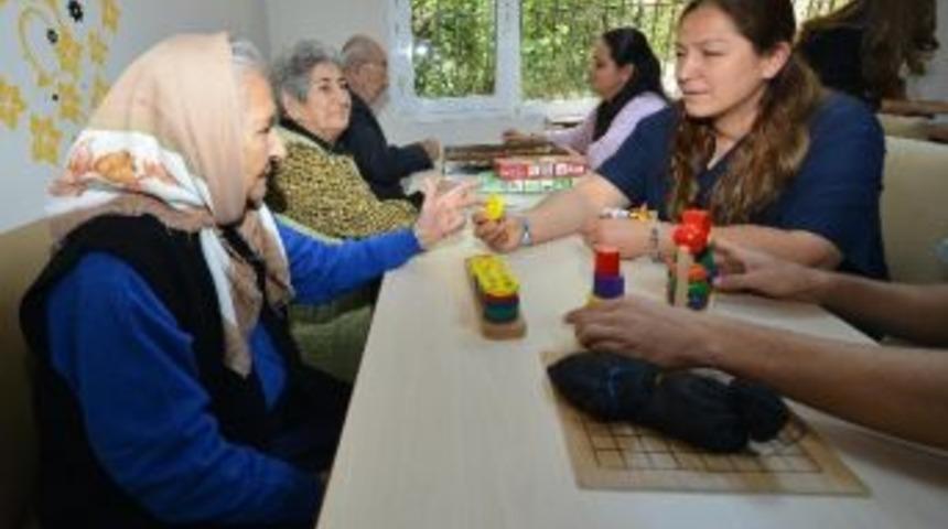İzmir B&uuml;y&uuml;kşehir Belediyesi'nden Alzheimer Hamlesi