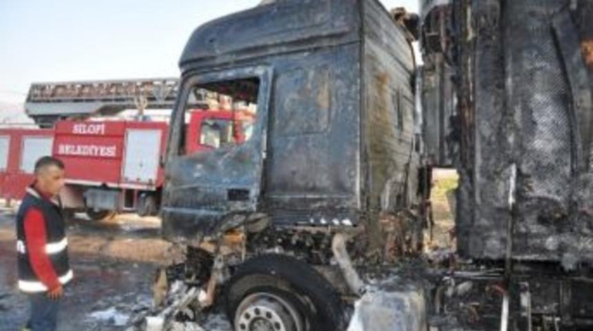 Seyir Halindeki Tır&rsquo;da Yangın &Ccedil;ıktı