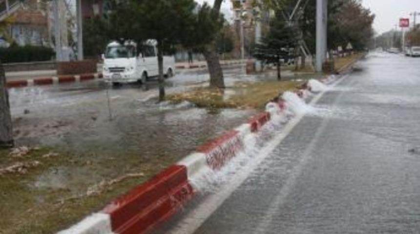 Patlayan Su Borusu 10 Mahalleyi Susuz Bıraktı