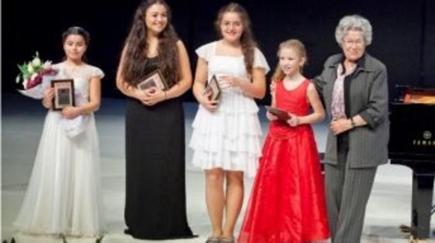 Festivalde Gen&ccedil; Yetenekler Sahnedeydi