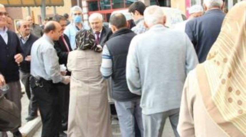 Mithat Ekici Ve Ahmet B&uuml;ber Aşure Dağıttı