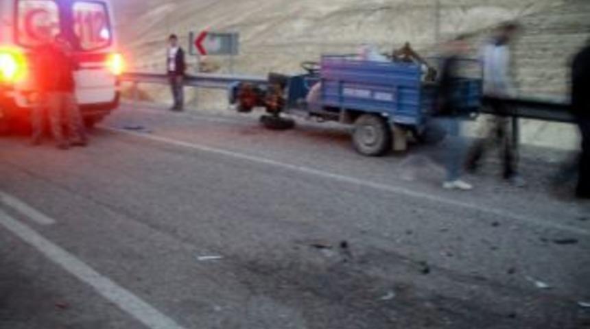 G&uuml;r&uuml;n&rsquo;de Trafik Kazası: 2 Yaralı