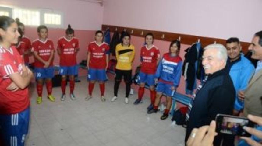 Kadın Futbolculara Aldırmaz Morali