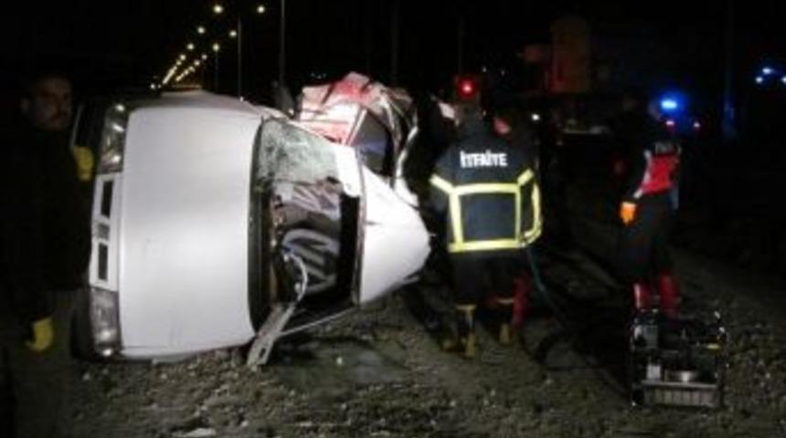 Otomobil Aydınlatma Direğine &Ccedil;arptı: 2 &Ouml;l&uuml;, 1 Yaralı