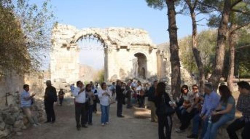 M&uuml;ze M&uuml;d&uuml;rleri Anavarza Antik Kenti&rsquo;nde