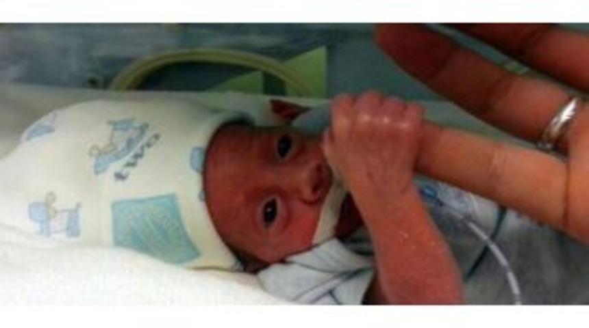 Parmak Bebeğin Parmak Isırtan Yaşama Azmi