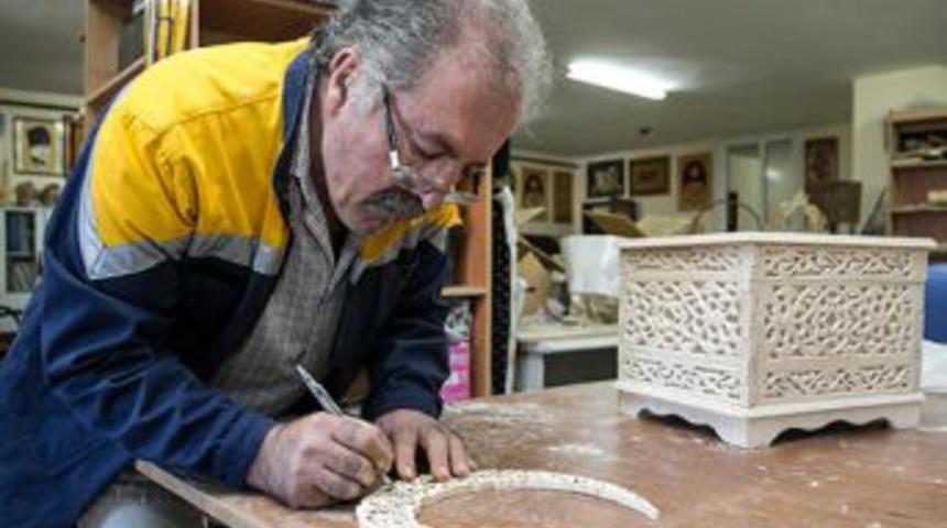 Sultanbeyli Belediyesi Ahşap Oymacılığını Yaşatmaya Devam Ediyor