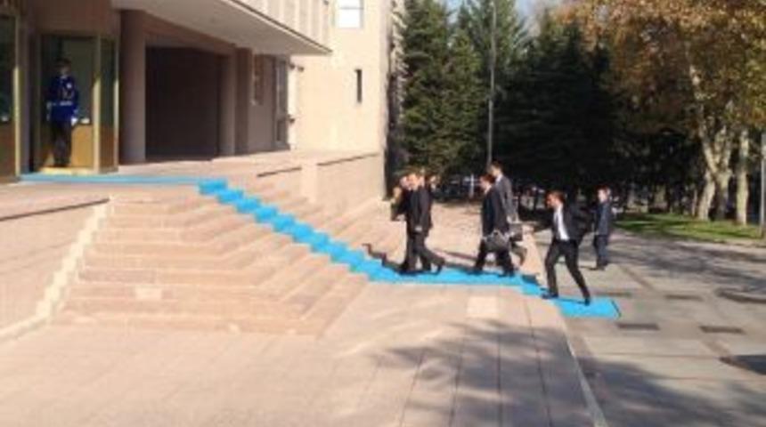 Başbakan Erdoğan&rsquo;ın &Uuml;zerinde 11 Yıldır Y&uuml;r&uuml;d&uuml;ğ&uuml; Kırmızı Halının Rengi Değişti