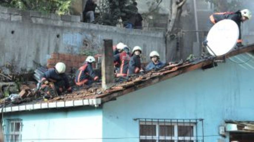 &Ccedil;atıda &Ccedil;ıkan Yangın 2 Gecekonduyu K&uuml;l Etti