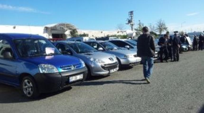 Trabzon&rsquo;da Otomobilini Satmak İsteyen Vatandaşlar, A&ccedil;ık Oto Pazarının Yerinden Şikayet&ccedil;i