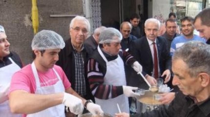 Sosyal Yardım Ve K&uuml;lt&uuml;r Vakfı Aşure Dağıttı