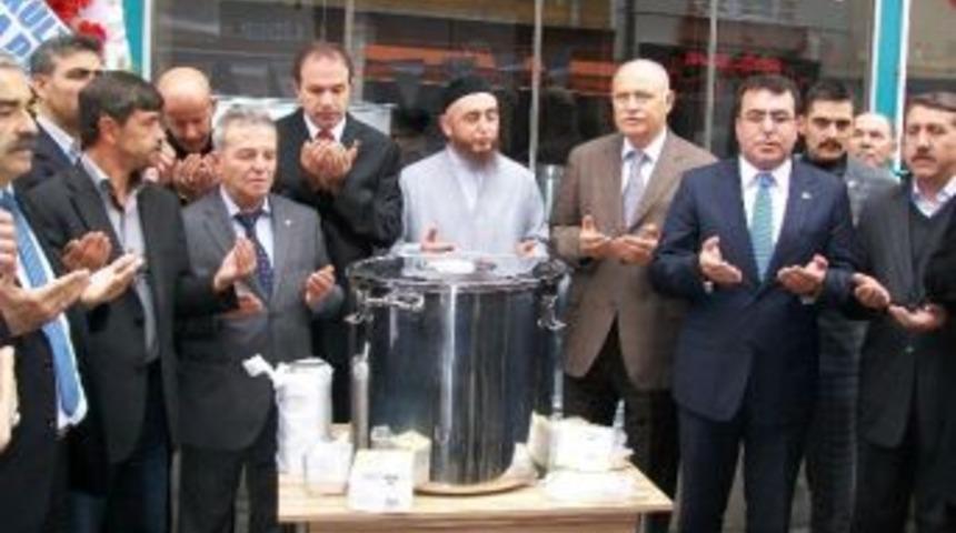 &Uuml;lk&uuml;c&uuml; İş&ccedil;ilerden Aşure Dağıtımı