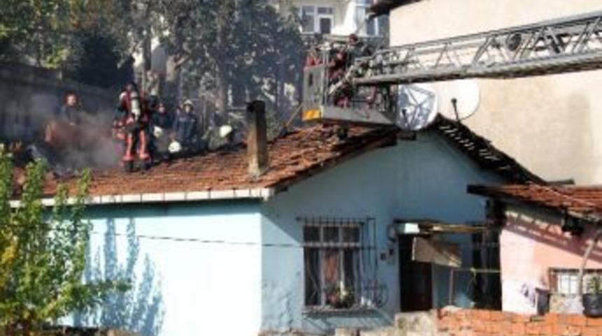 Beyoğlu'nda 2 Gecekondu K&uuml;l Oldu