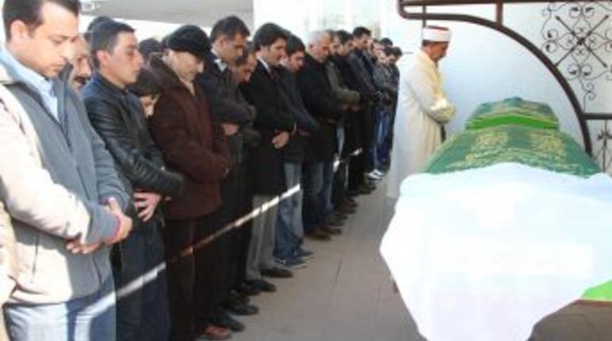 Trafik Kazasında Vefat Eden Nişanlı &Ccedil;ift Toprağa Verildi