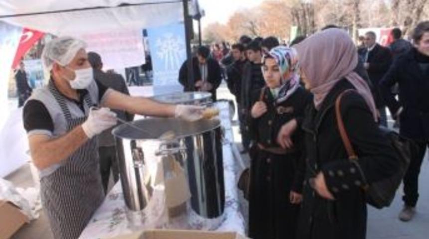 Paland&ouml;ken Belediyesi, &Uuml;niversite &Ouml;ğrencilerine Aşure İkram Etti