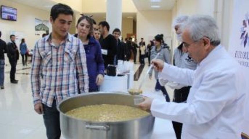 Rekt&ouml;r Yaylalı, Kendi Elleriyle &Ouml;ğrencilerine Aşure Dağıttı