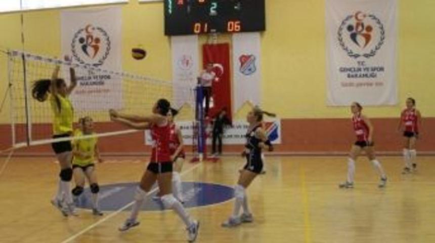 Karaman&rsquo;da Bayan Voleybolcular Ma&ccedil; &Ouml;ncesi Sahada Kitap Okudu