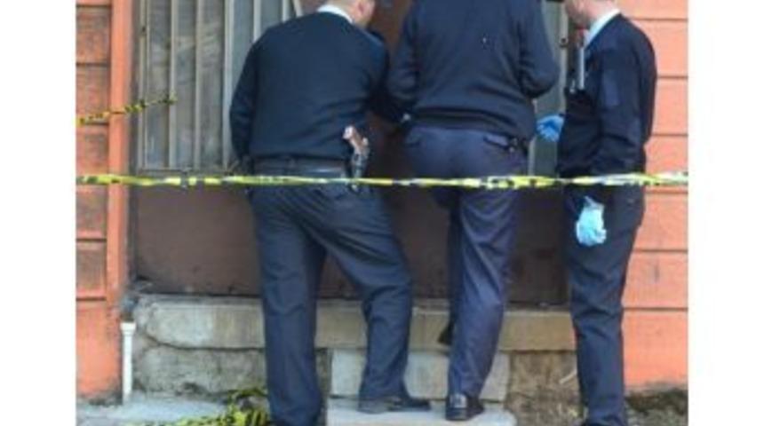 Merdivenlerde &ouml;l&uuml; bulundu