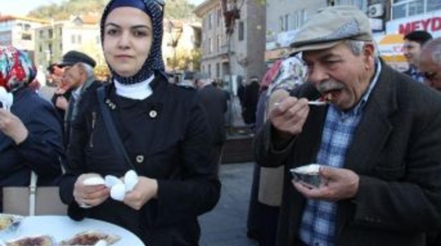 Ak Partili Kadınlar Tarafından 4 Bin Kişiye Aşure Dağıtıldı