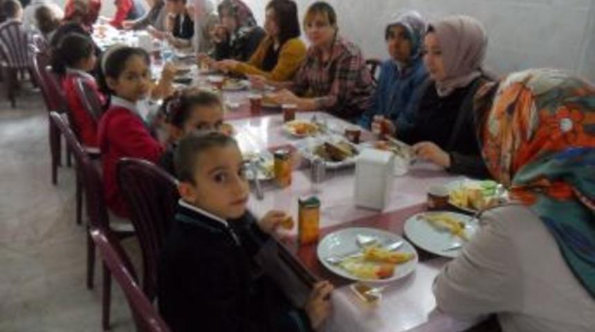 Semalı &Ouml;ğrenciler Anneleriyle Birlikte Kahvaltı Yaptı