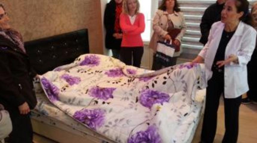 &Ccedil;anakkale'deki Ev Pansiyonculuğu Kursunun Belgeleri Verildi