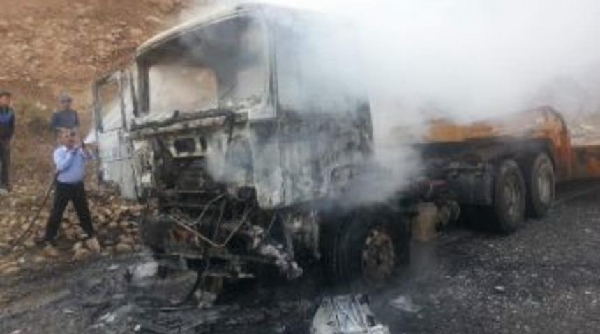 Seyir Halindeki Tır Alev Aldı