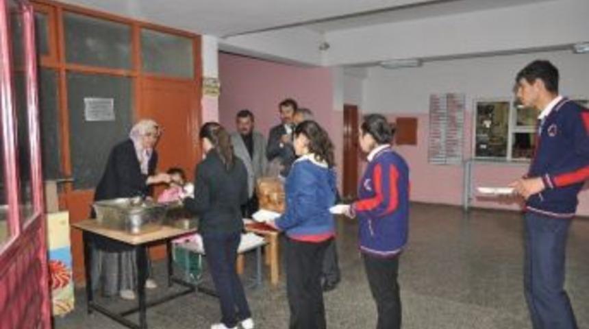 Taşımalı &Ouml;ğrencilere Sıcak Yemek Veriliyor