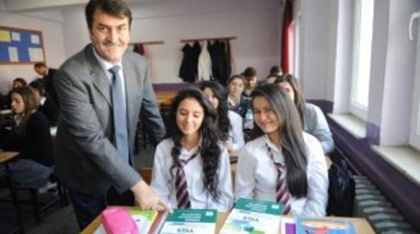 Başkan D&uuml;ndar &Ouml;ğrencilere Soru Bankası Dağıttı