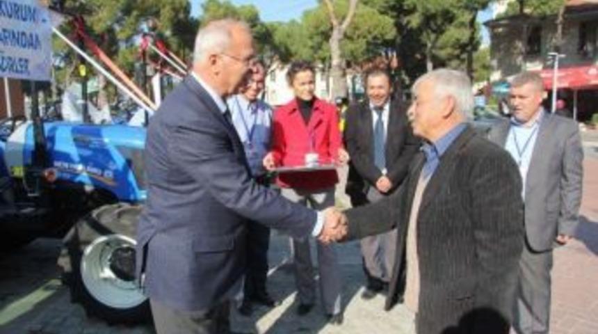 Burhaniye&rsquo;de Arıcıların Trakt&ouml;r Sevinci