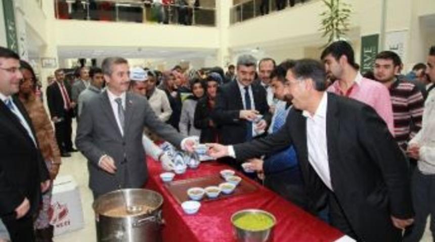 Şahinbey Belediyesi, Zirve &Uuml;niversitesi &Ouml;ğrencilerine Aşure İkramı Yaptı