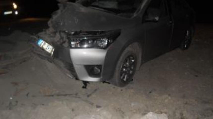 Beyşehir&rsquo;de Otomobil &Ccedil;imento Yığınına &Ccedil;arptı: 4 Yaralı