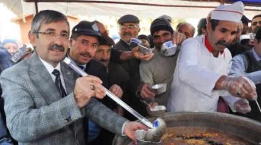 Zile Belediyesi 3 Bin Kişilik Aşure Ikram Etti