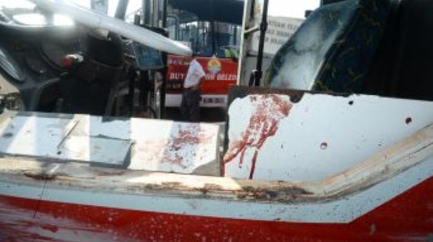 &Ouml;rg&uuml;t yandaşları otob&uuml;se saldırdı: 1 &ouml;l&uuml;, 3 yaralı