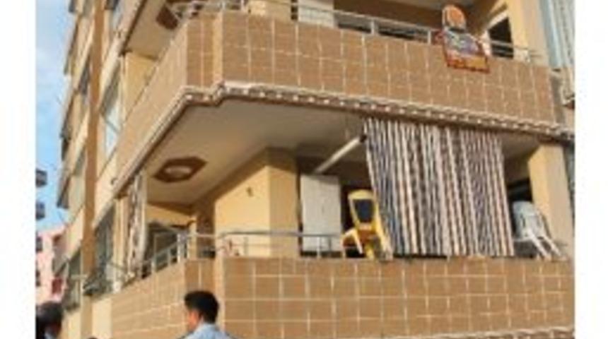 Bileklerini kesip balkondan atlayarak intihar etti