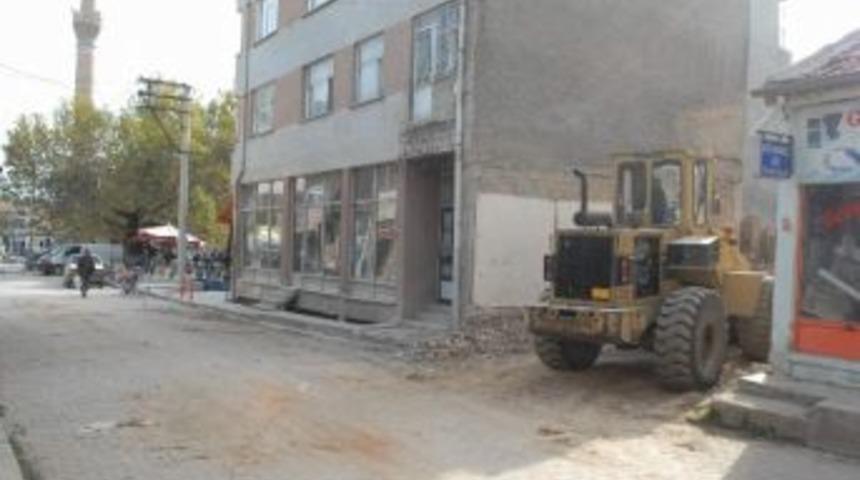 Bolvadin'de Tehlikeli Binaların Yıkımı Devam Ediyor