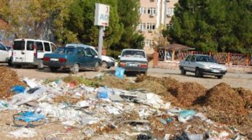 Hastane Karşısındaki Boş Arazi &Ccedil;&ouml;p Yığınından Ge&ccedil;ilmiyor