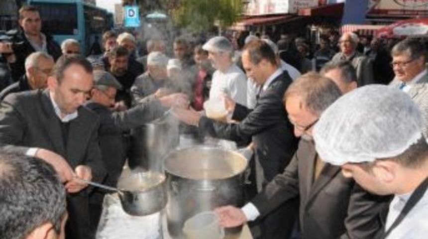 Manisa&rsquo;da Şof&ouml;rler Odası Aşure Dağıttı