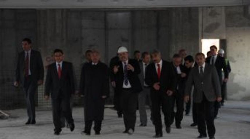 Vali Y&uuml;ksel, K&uuml;lt&uuml;r Merkezindeki Restorasyon &Ccedil;alışmalarını Inceledi