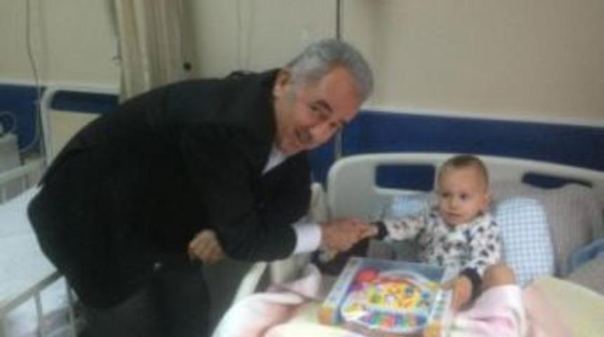 &Ccedil;ocuk hastalara oyuncak dağıttı