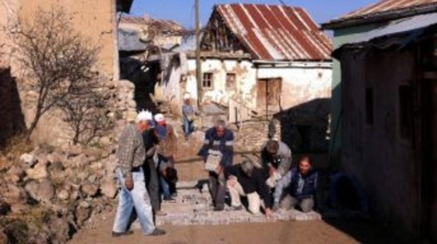 Suşehri&rsquo;nde K&ouml;y Yolları Parke İle G&uuml;zelleşiyor